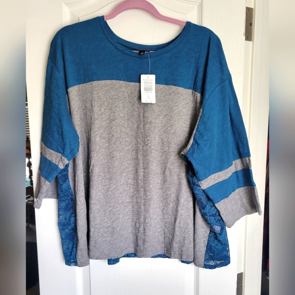 NWT TORRID SZ. 3X Varsity tee & lace 🤩